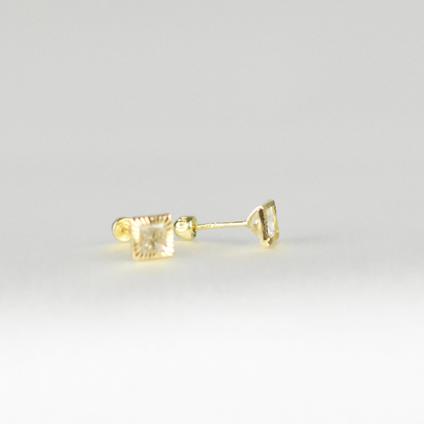 Broquel con forma de cuadrado de Oro 10k