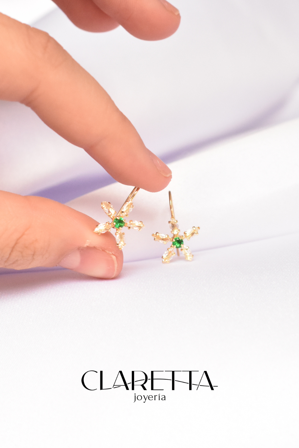 Aretes con forma de flor pétalos de zirconia y esmeralda al centro de oro 10k