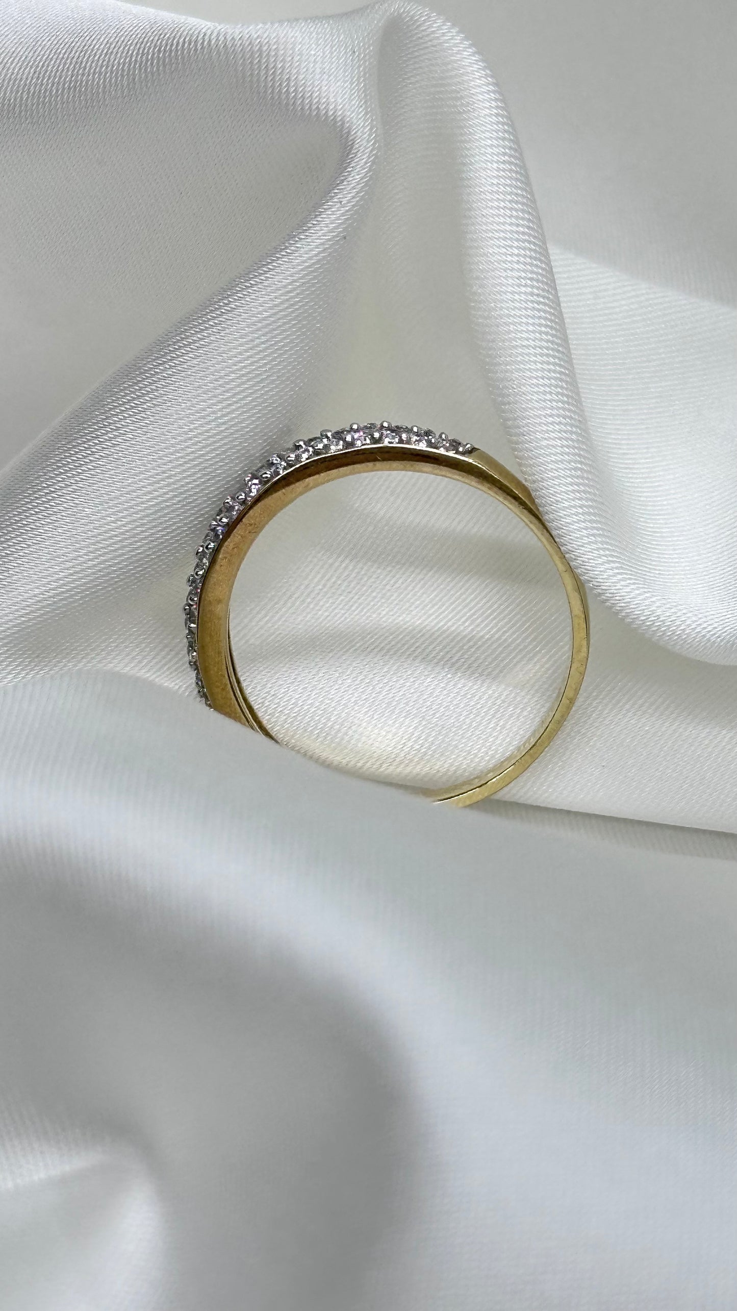 Anillo de Oro Sólido con Zirconias que conforman Flores y Detalles de Oro Blanco