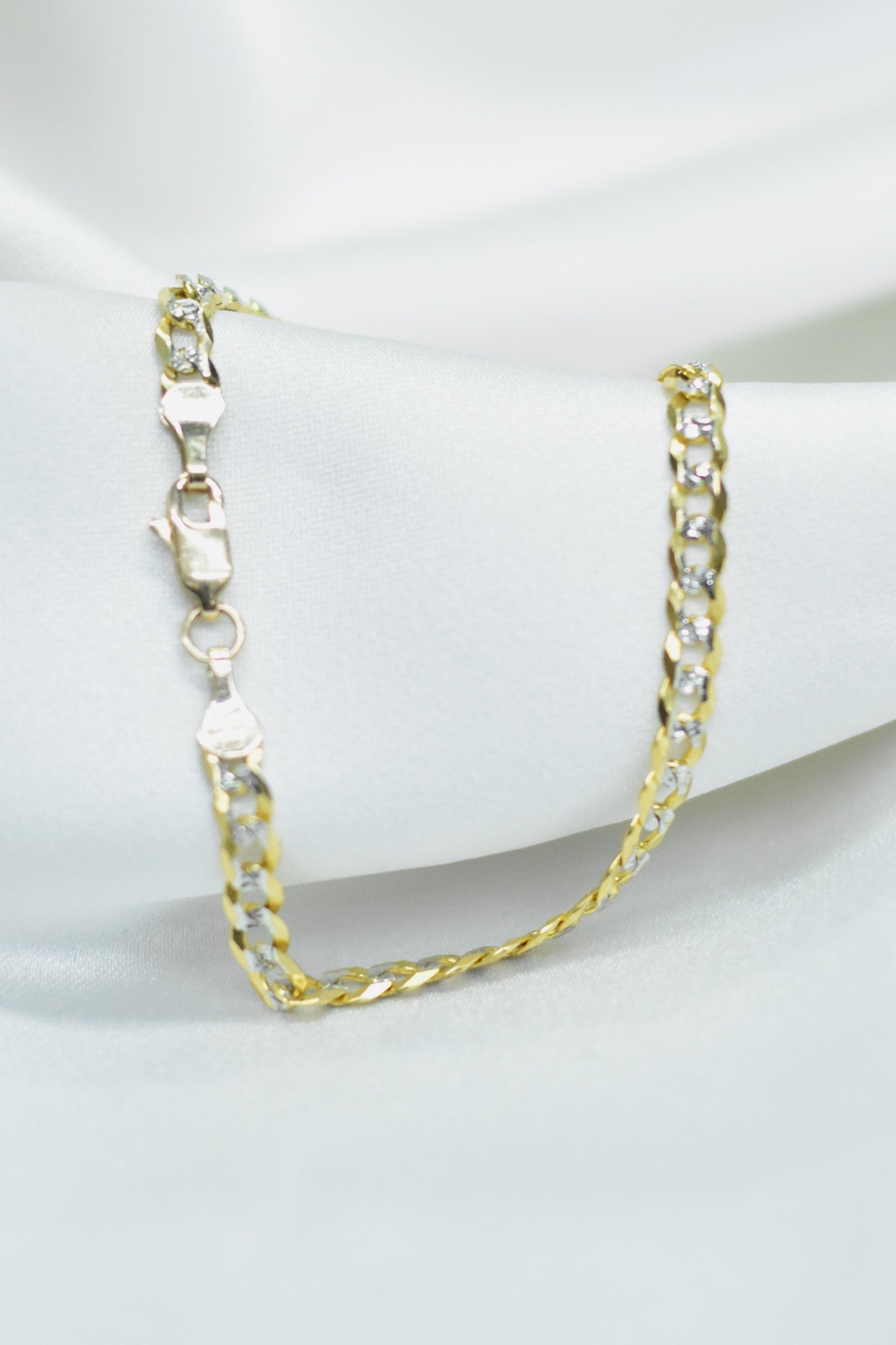 Pulsera cubana con remaches de oro blanco oro 10k