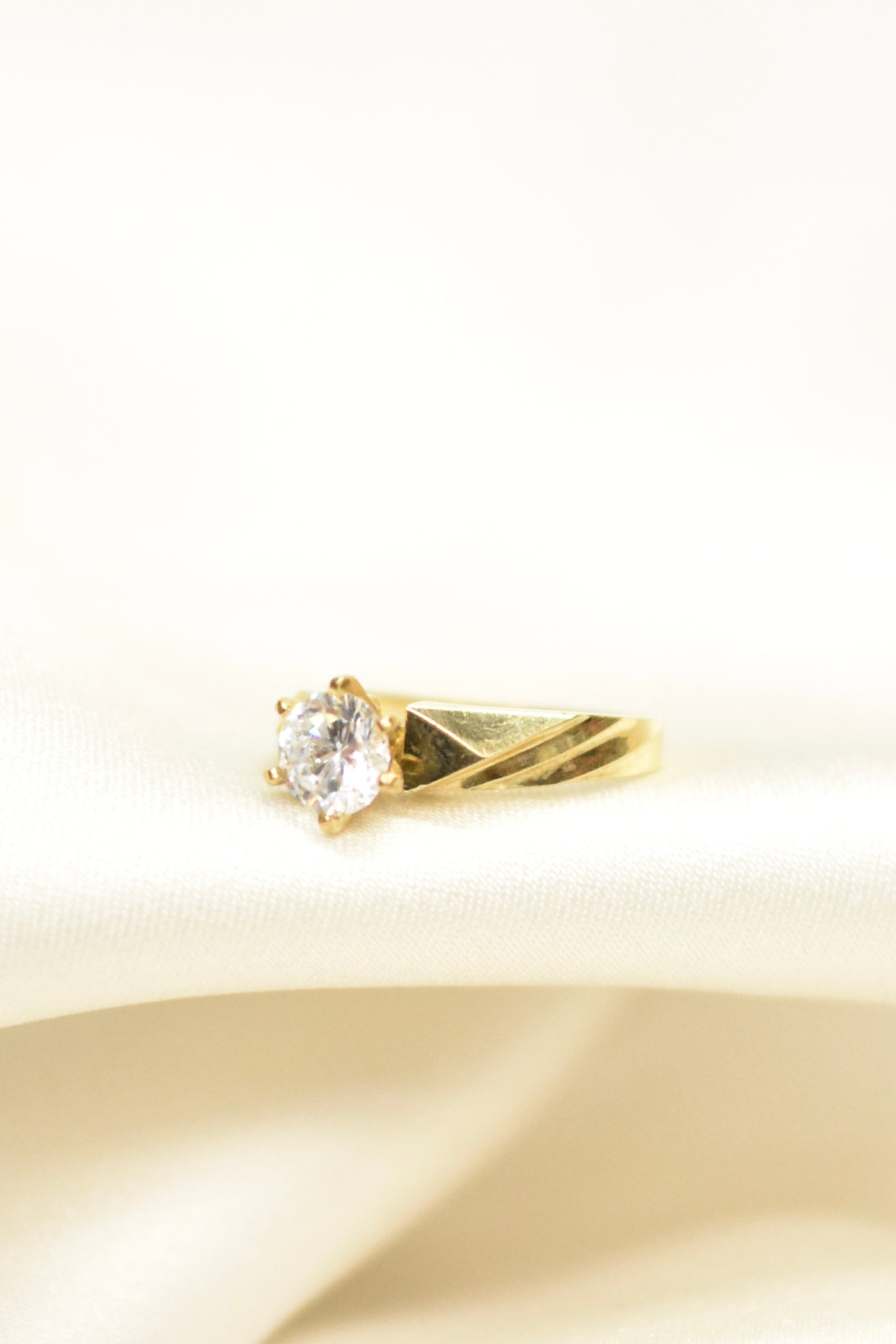 Anillo solitario de oro sólido
