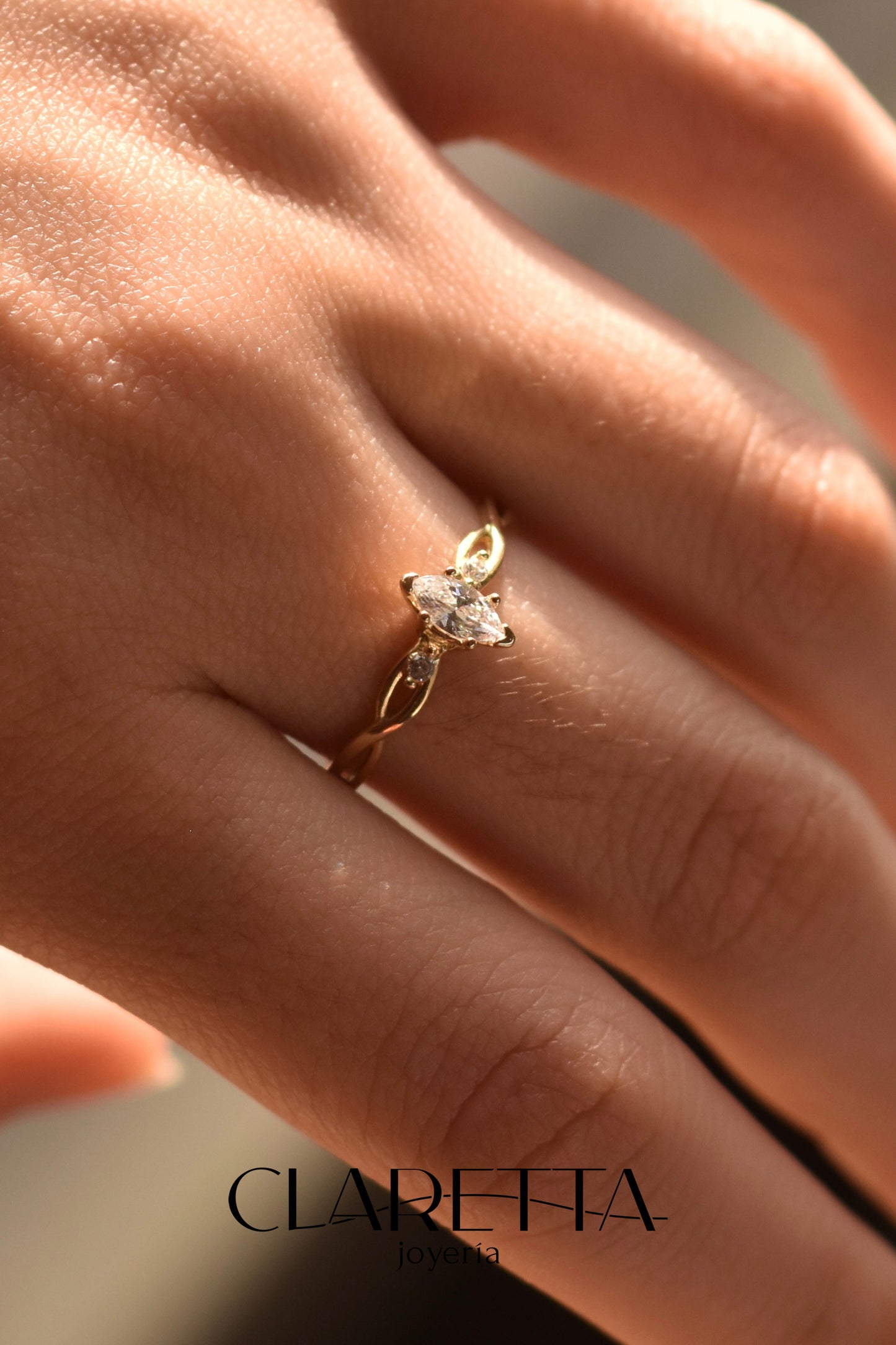 Anillo con zirconia ovalada al centro