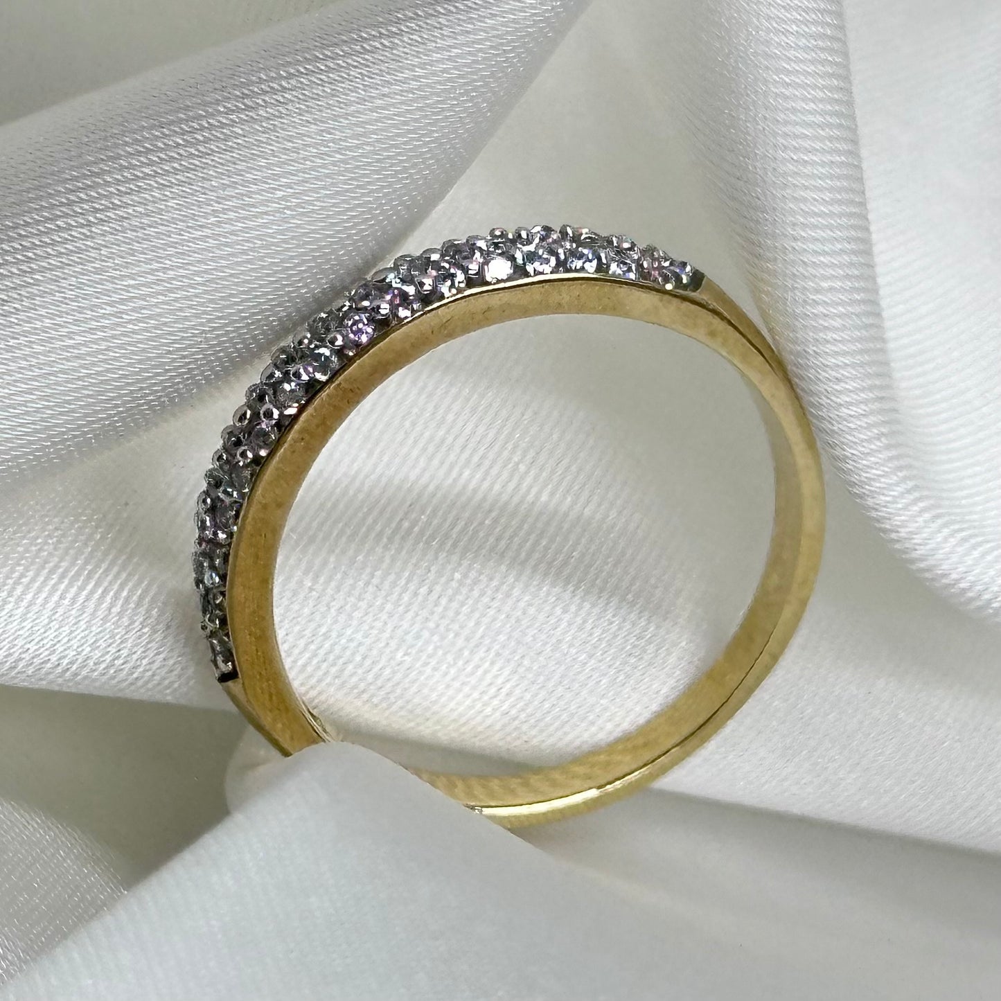 Anillo de Oro Sólido con Zirconias que conforman Flores y Detalles de Oro Blanco