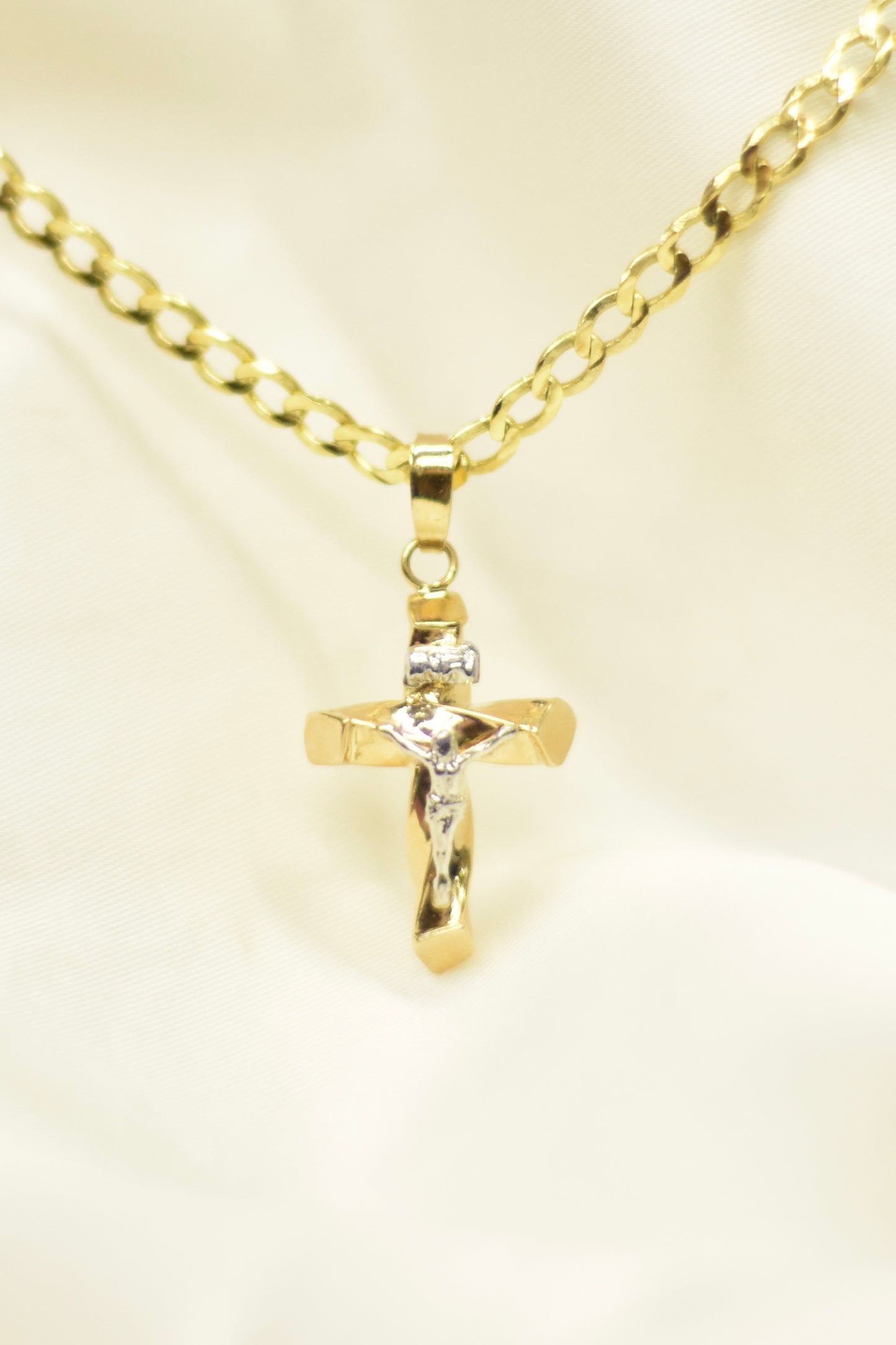 Cristo con oro blanco