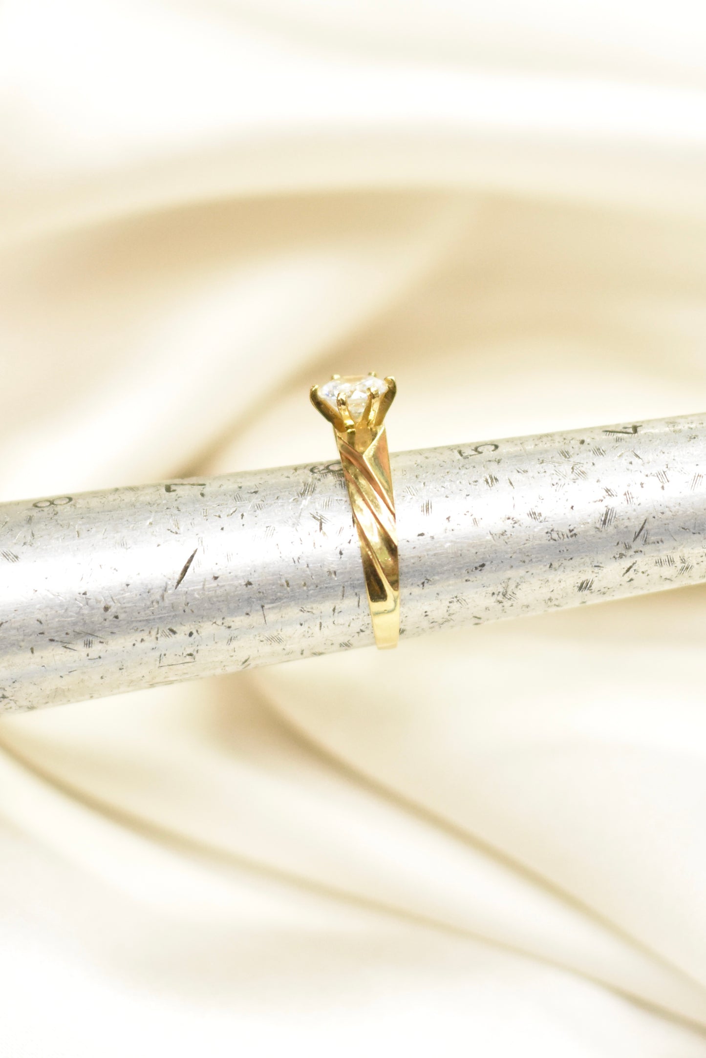Anillo solitario de oro sólido