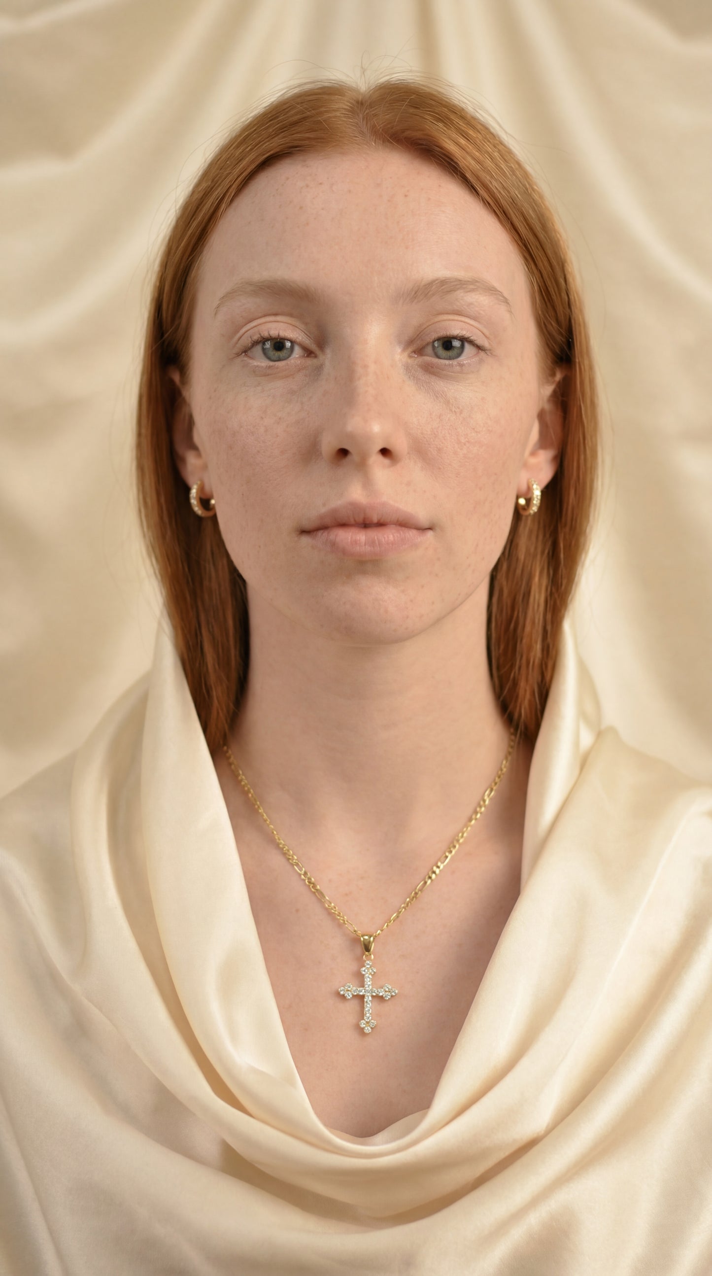 Cristo con zirconias incrustadas oro 10k