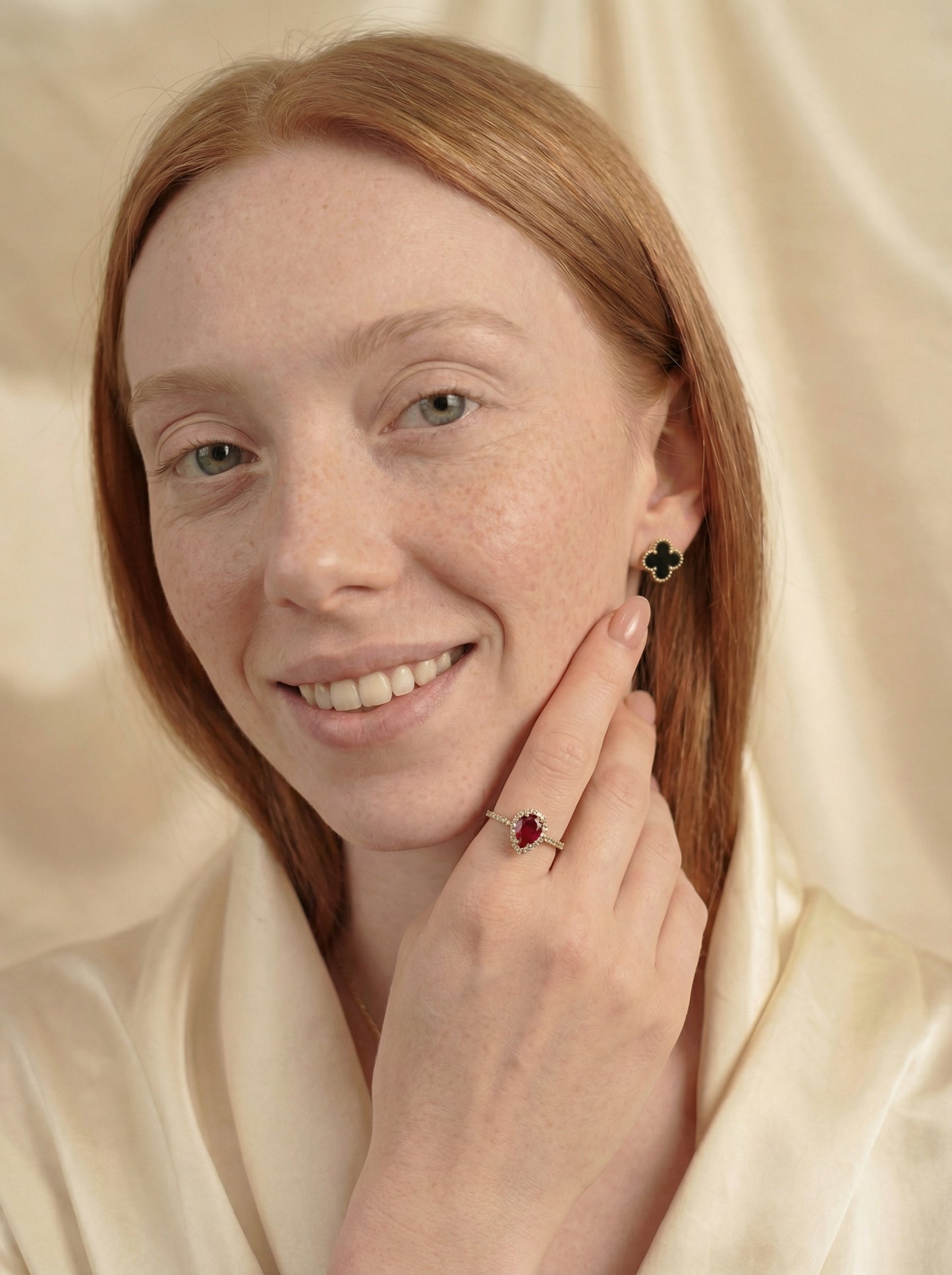 Anillo de oro 10k con rubí