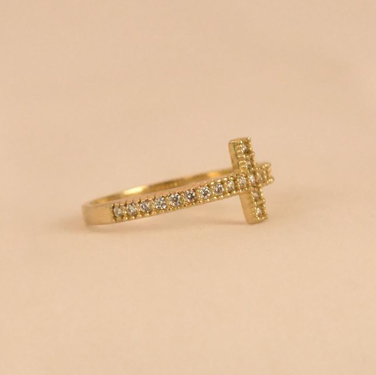 Anillo cruz con zirconias de oro 10k